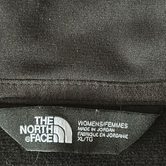 The North Face Ladies Tech Fleece “Anytime Fitness” 1/4 Zip Top! - Picture 5 of 10